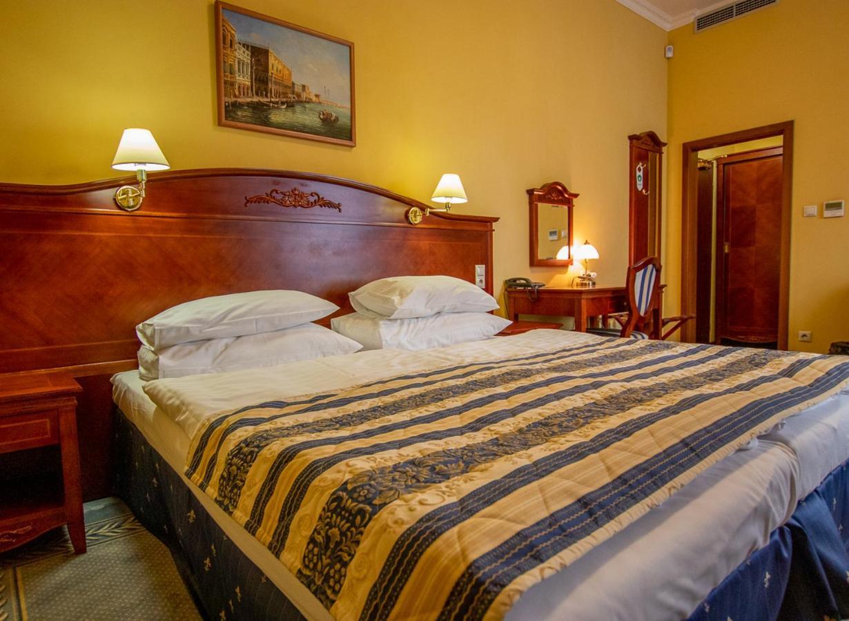 Großes Doppel-/Zweibettzimmer