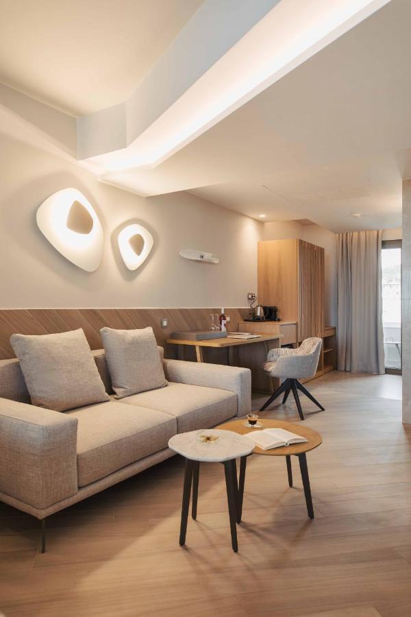 Deluxe Suite with Sea View,1169105800:JPEG