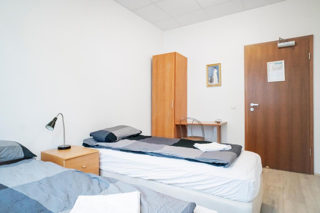Chambre Lits Jumeaux avec Salle de Bains Commune