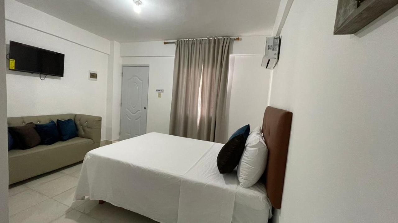 Habitación con cama grande