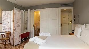 Quarto Superior com Cama de Casal ou 2 de Solteiro com Banheira Vitoriana