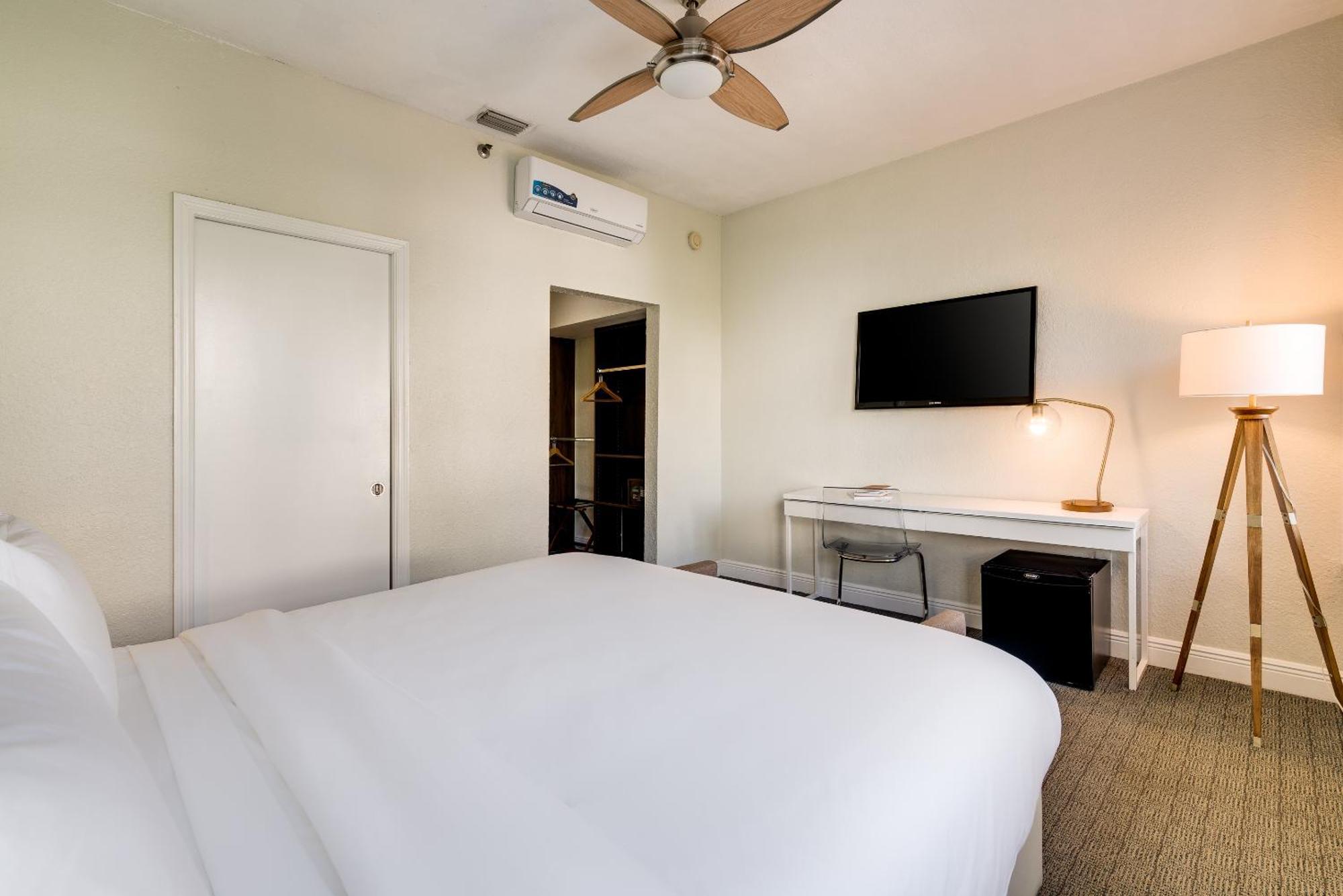 Acomodação Standard com Cama King-size Acessível para Hóspedes com Mobilidade Reduzida