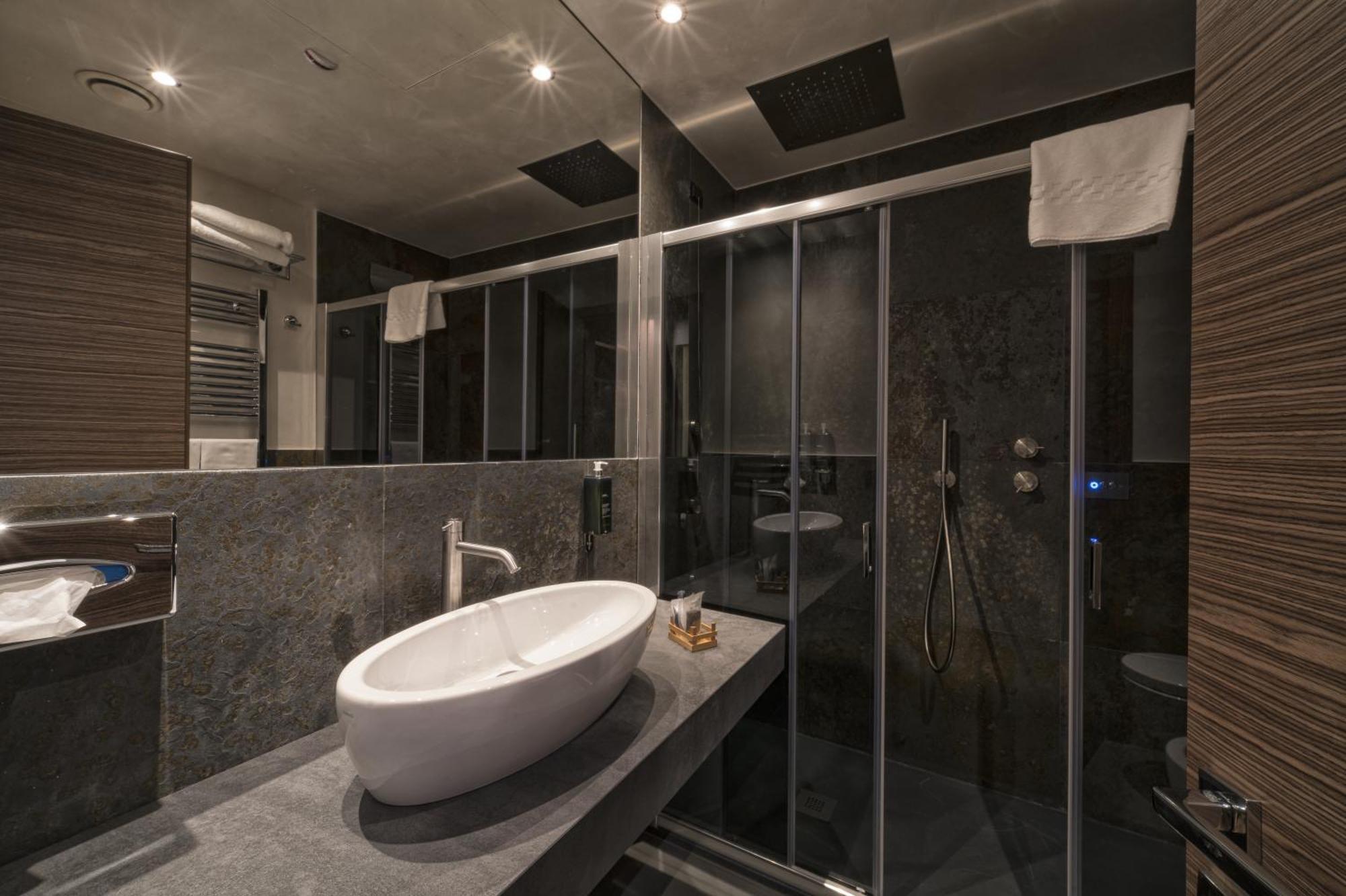 Deluxe Double or Twin Room City View