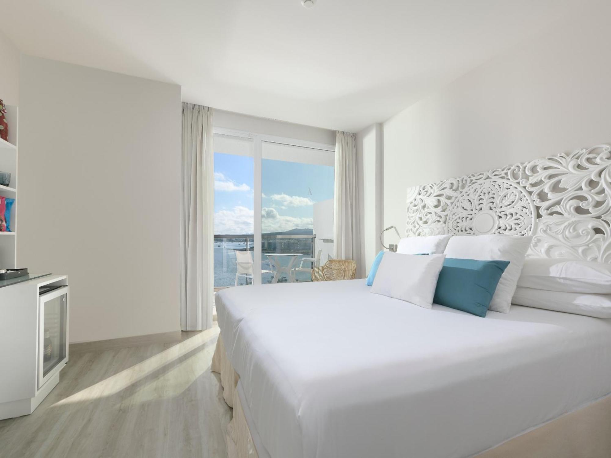 Doppel- oder Zweibettzimmer „Keep the Secret" mit Poolblick