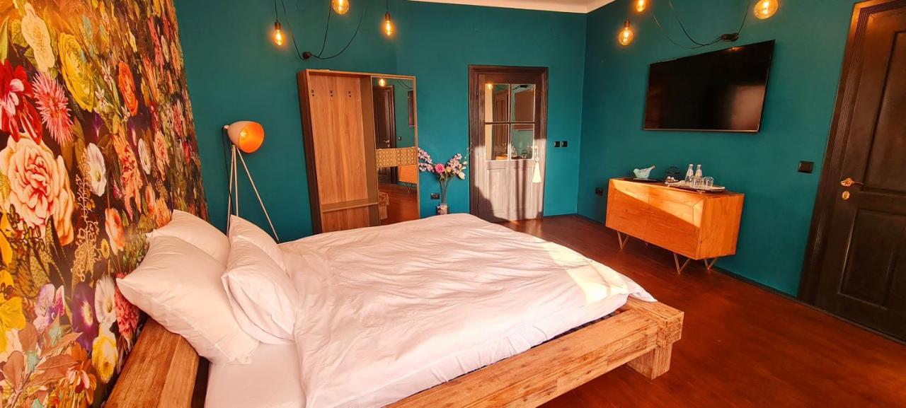 One-Bedroom Deluxe Apartment