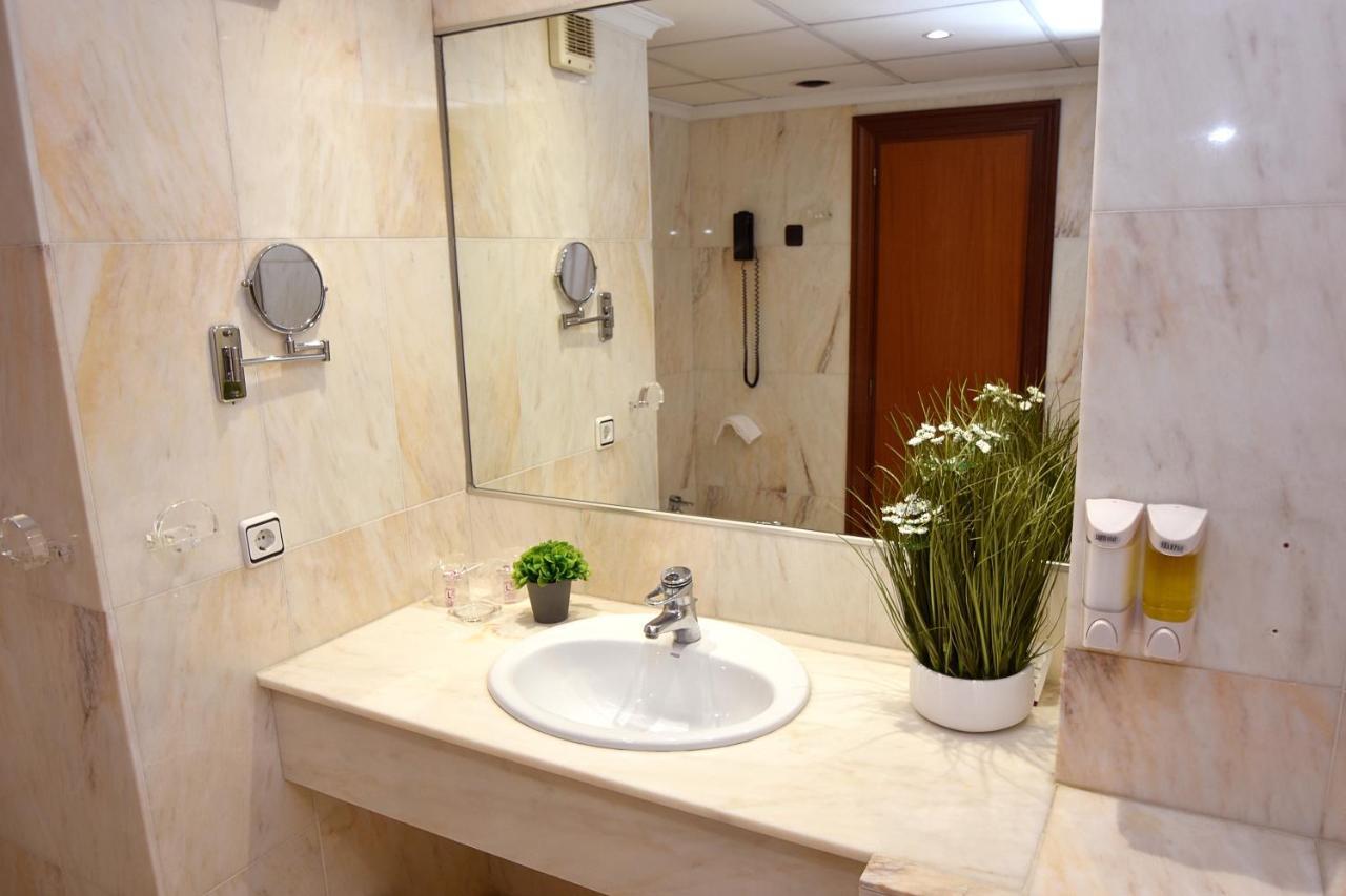 Twin Room,1399036673:JPEG