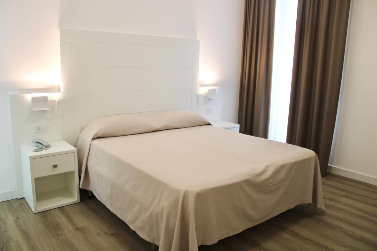 Double Room with Balcony and Seafront,1269247303:JPEG