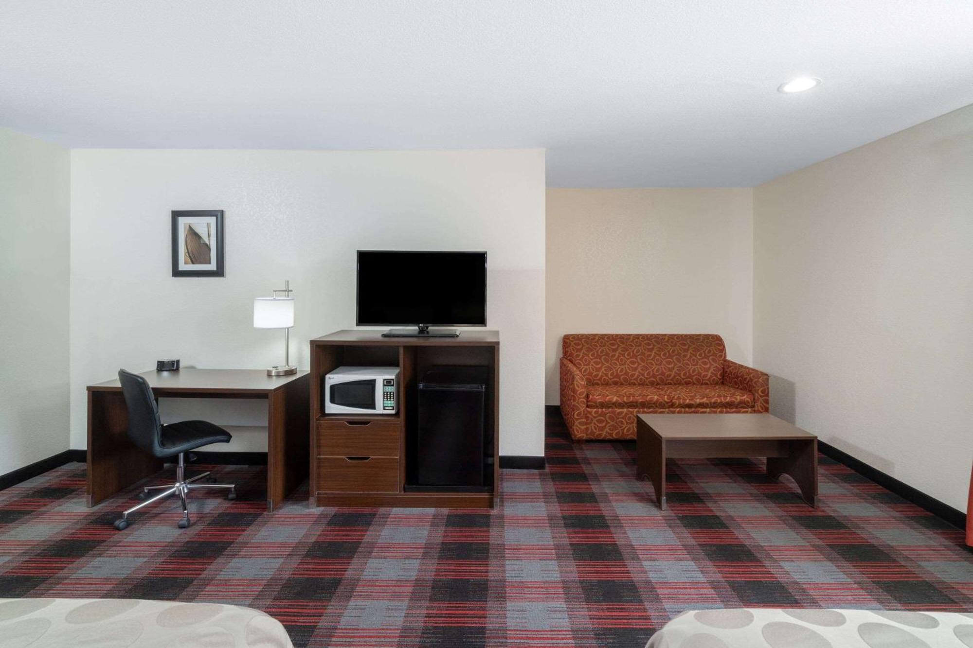 Queen Studio Suite with Two Queen Beds and Mountain View - Non-Smoking