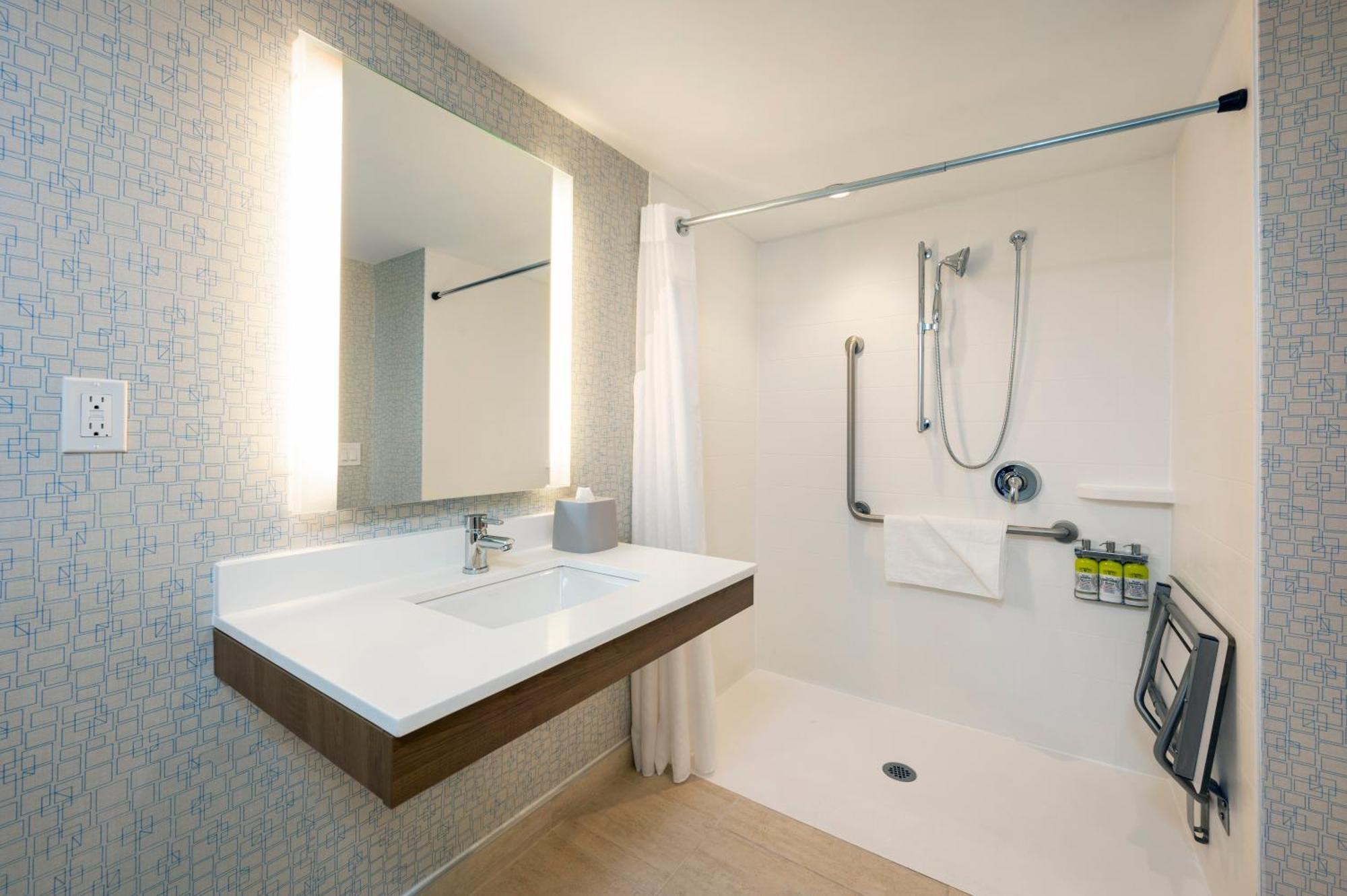 Standard King Room with Roll-In Shower - Communications Access,1277451556:JPEG