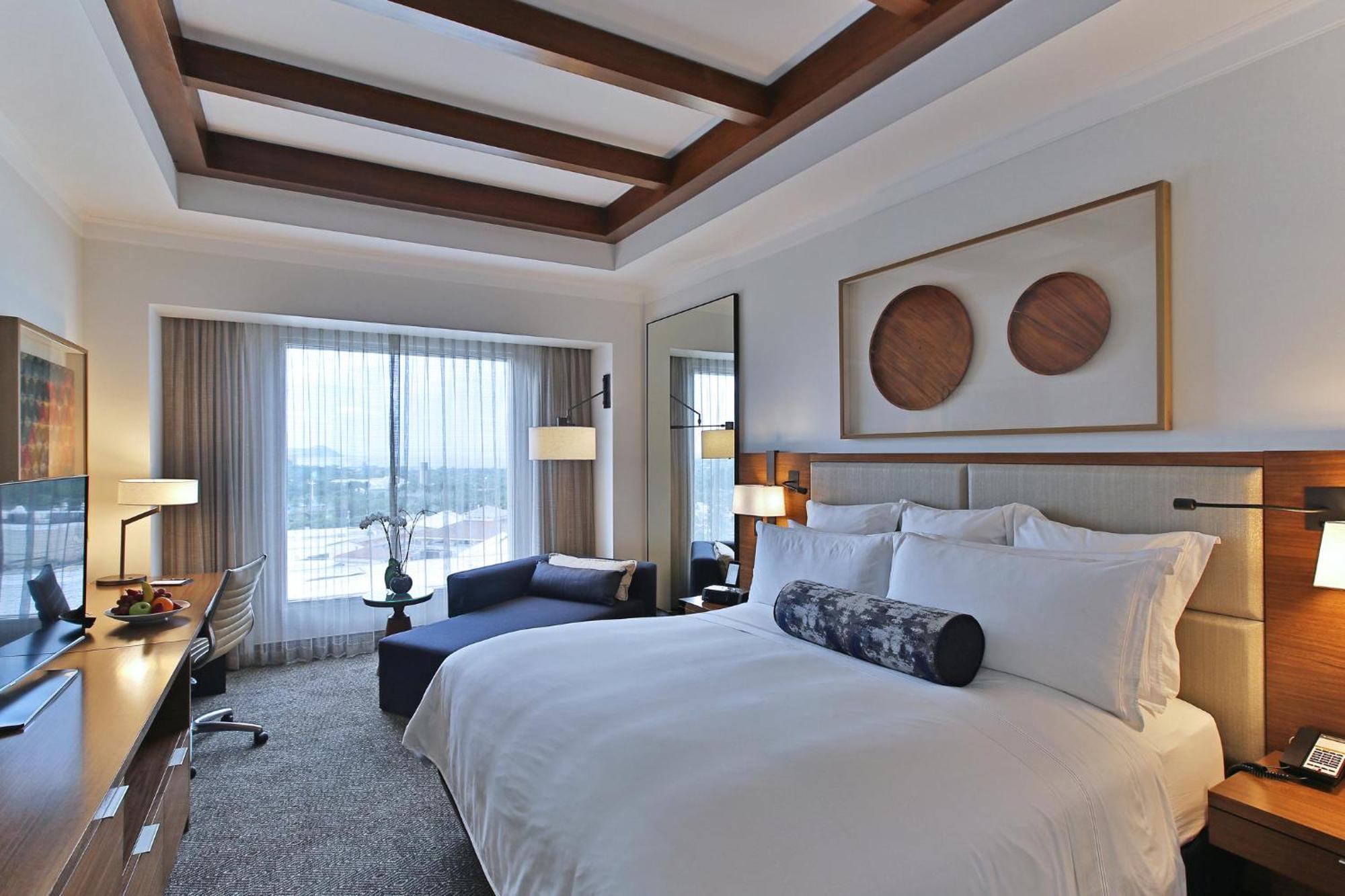 Classic King Room Club Lounge Access