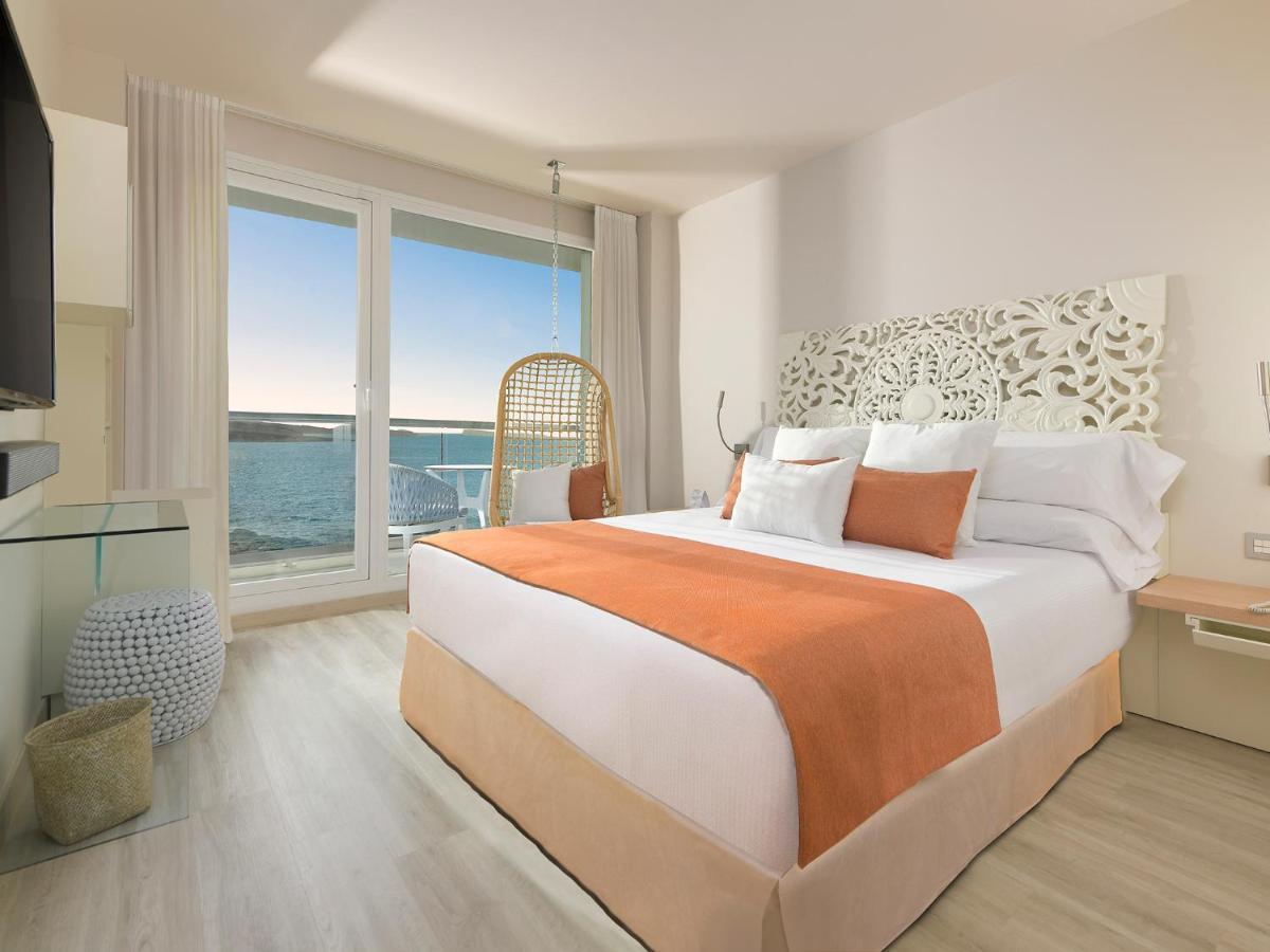 Deluxe Doppel- oder Zweibettzimmer „The One Make It Happen" mit seitlichem Meerblick