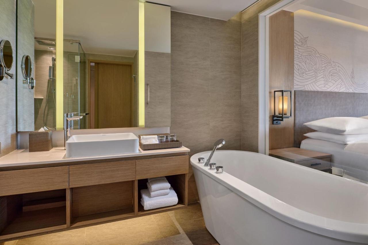 Larger Guest room, 1 King, Pool view,1615651751:JPEG