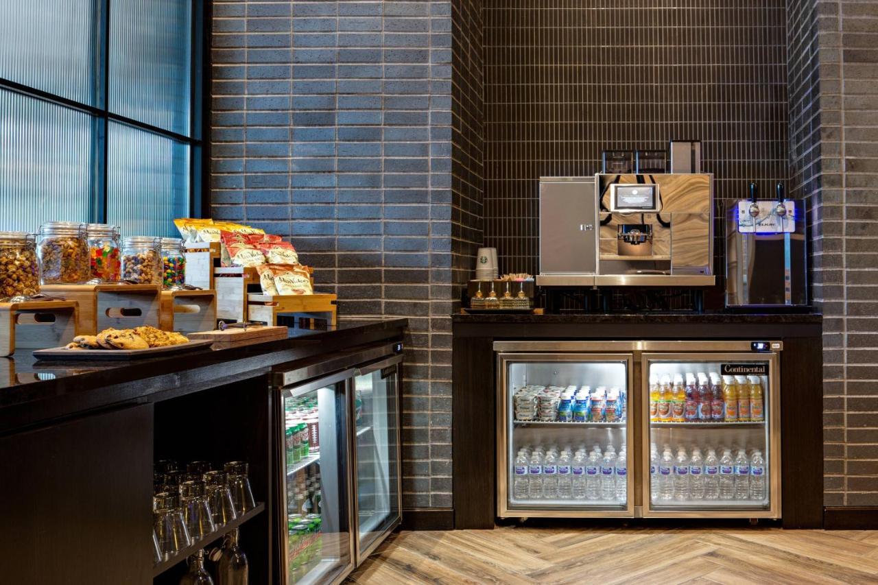 Club Level Guest Room with King Bed and Partial Water View,1350919609:JPEG