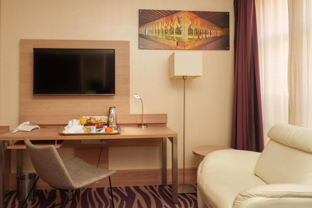 Standard Queen Room Accessible