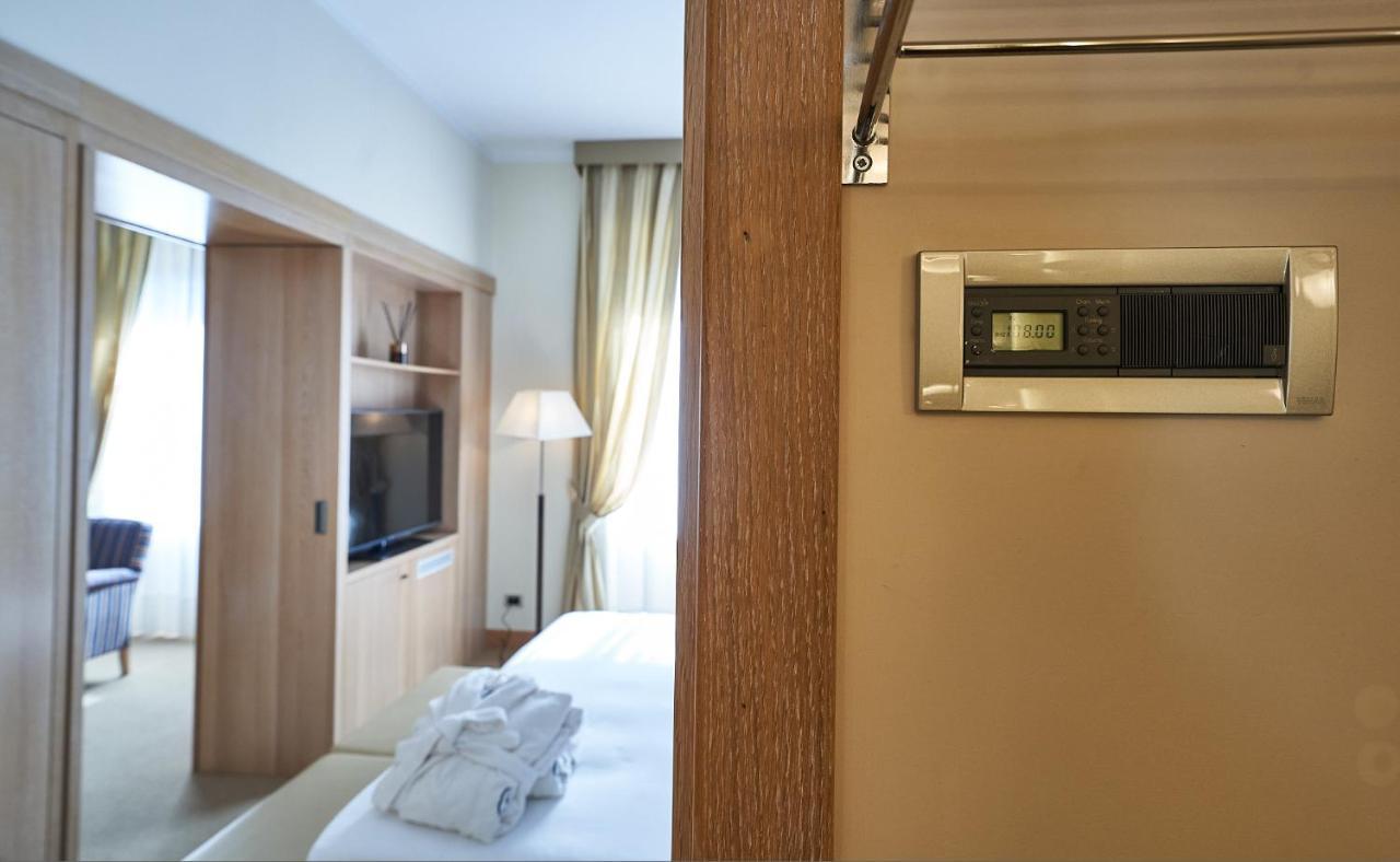 Suite,1355119577:JPEG