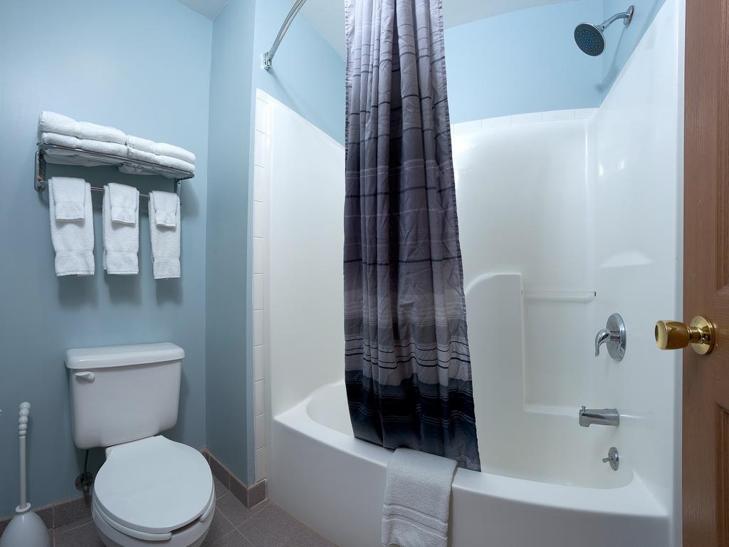 Queen Room with Two Queen Beds,221290892:JPEG