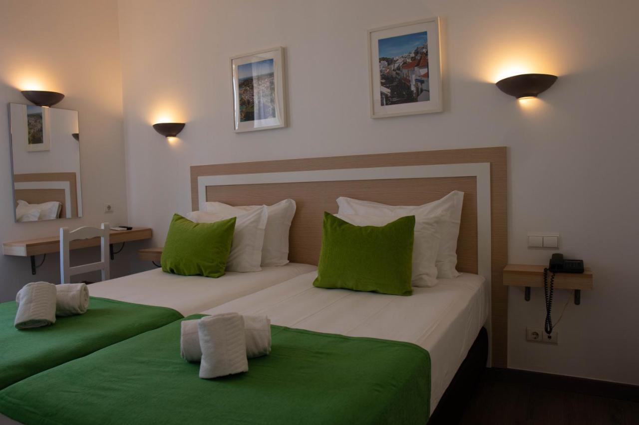 Quarto Superior com 2 Camas de Solteiro e Varanda