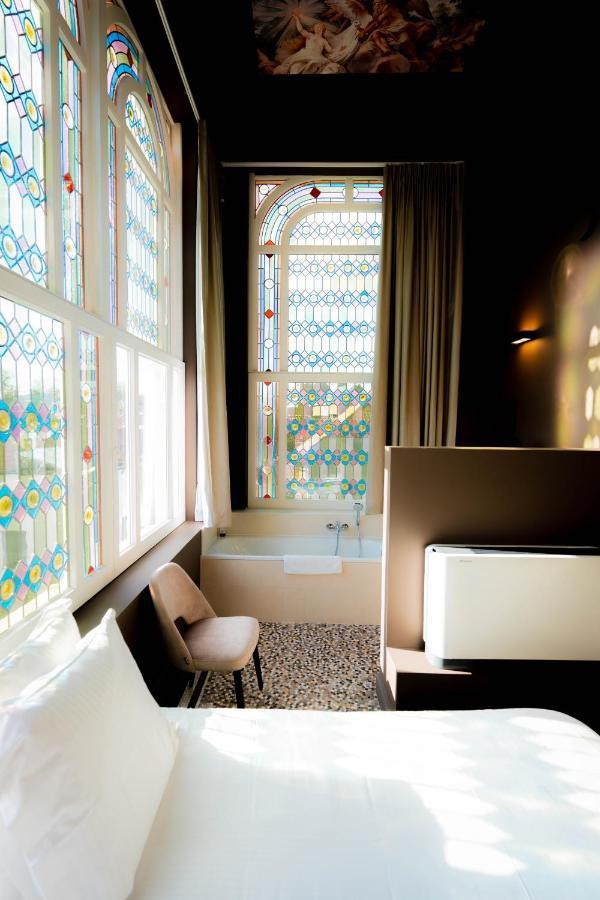 Cosy double open bathroom