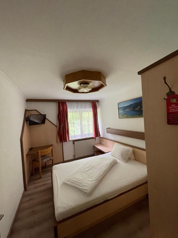 Single Room,1392411203:JPEG