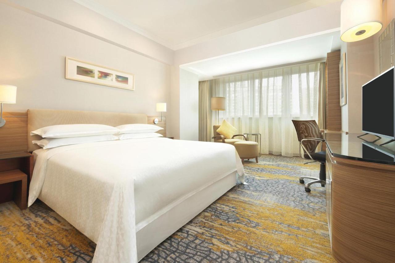 Guest room, 1 King, City view