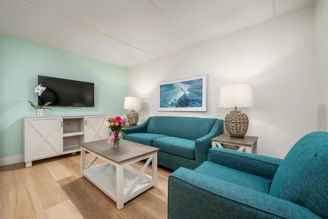 Pool Level 2 Queen Suite