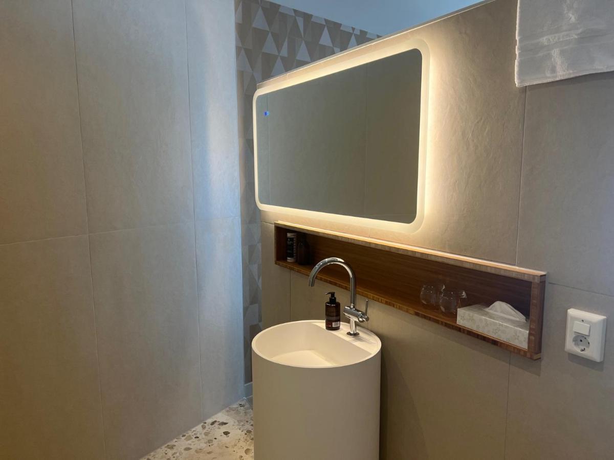 Deluxe Queen Suite