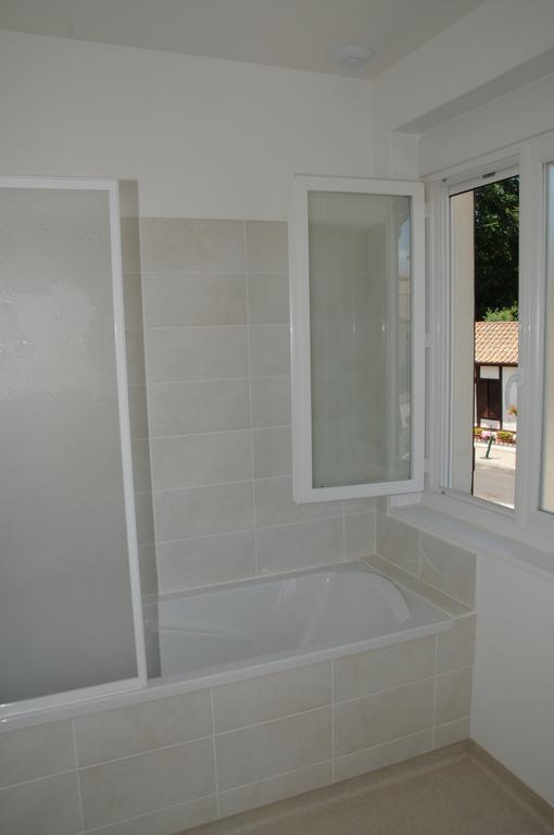 Dreibettzimmer mit Badewanne