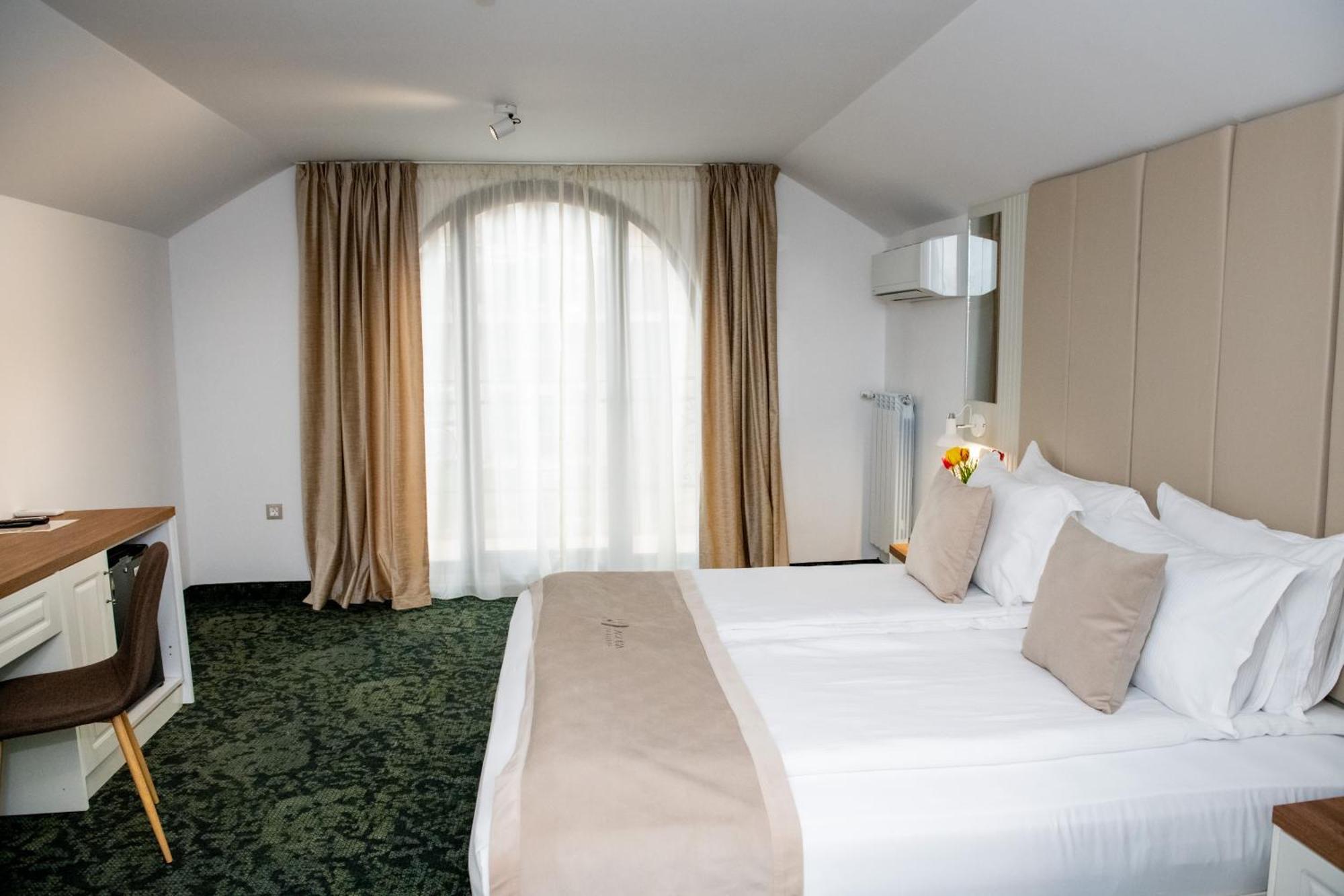 Boutique Double Balcony