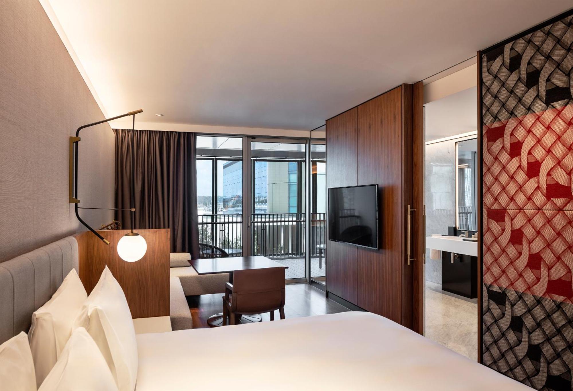 Zimmer mit Kingsize-Bett und Balkon