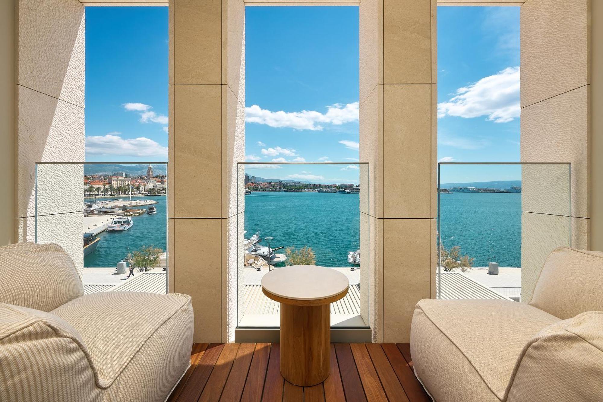 Premium Tweepersoonskamer met 2 Aparte Bedden en een Balkon met Uitzicht op Zee