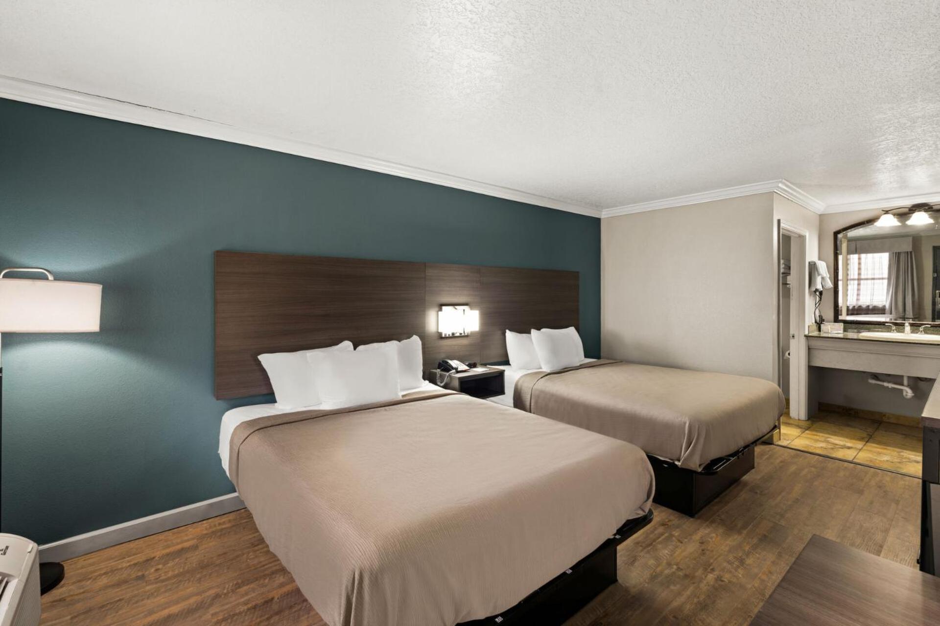 Quadruple Room with Two Queen Beds - Smoking