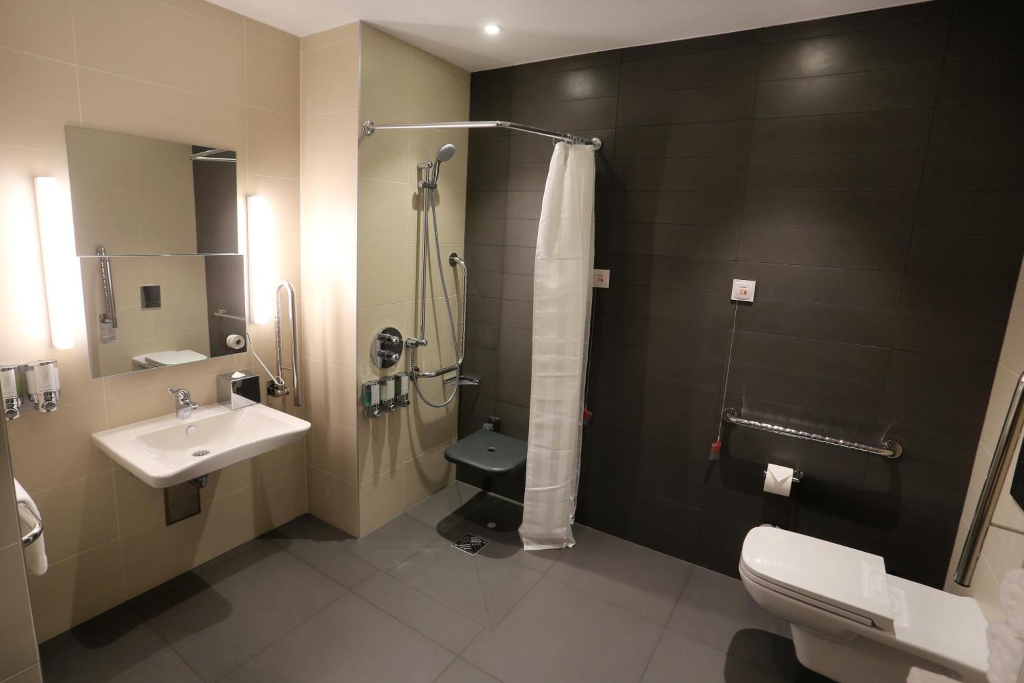 Habitación con cama grande adaptada para personas de movilidad reducida