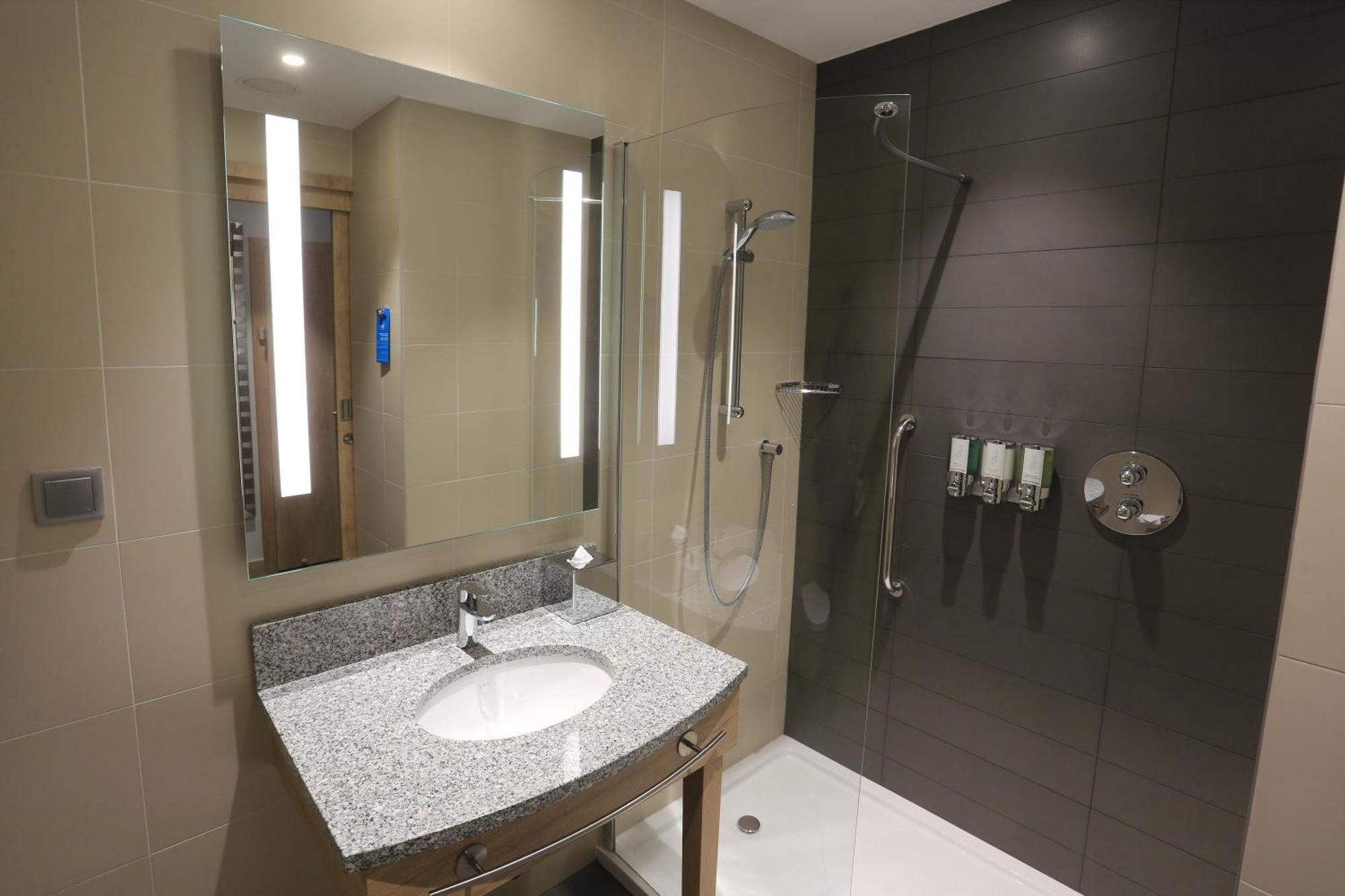 Habitación con cama grande