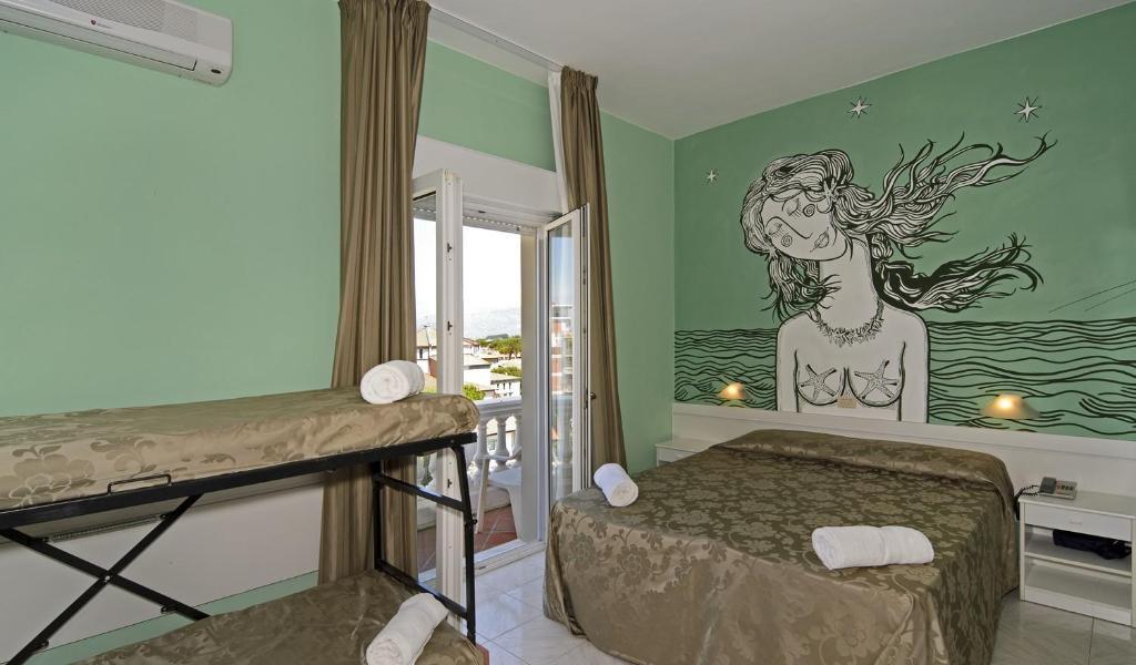 Habitación Cuádruple con balcón y vistas parciales al mar