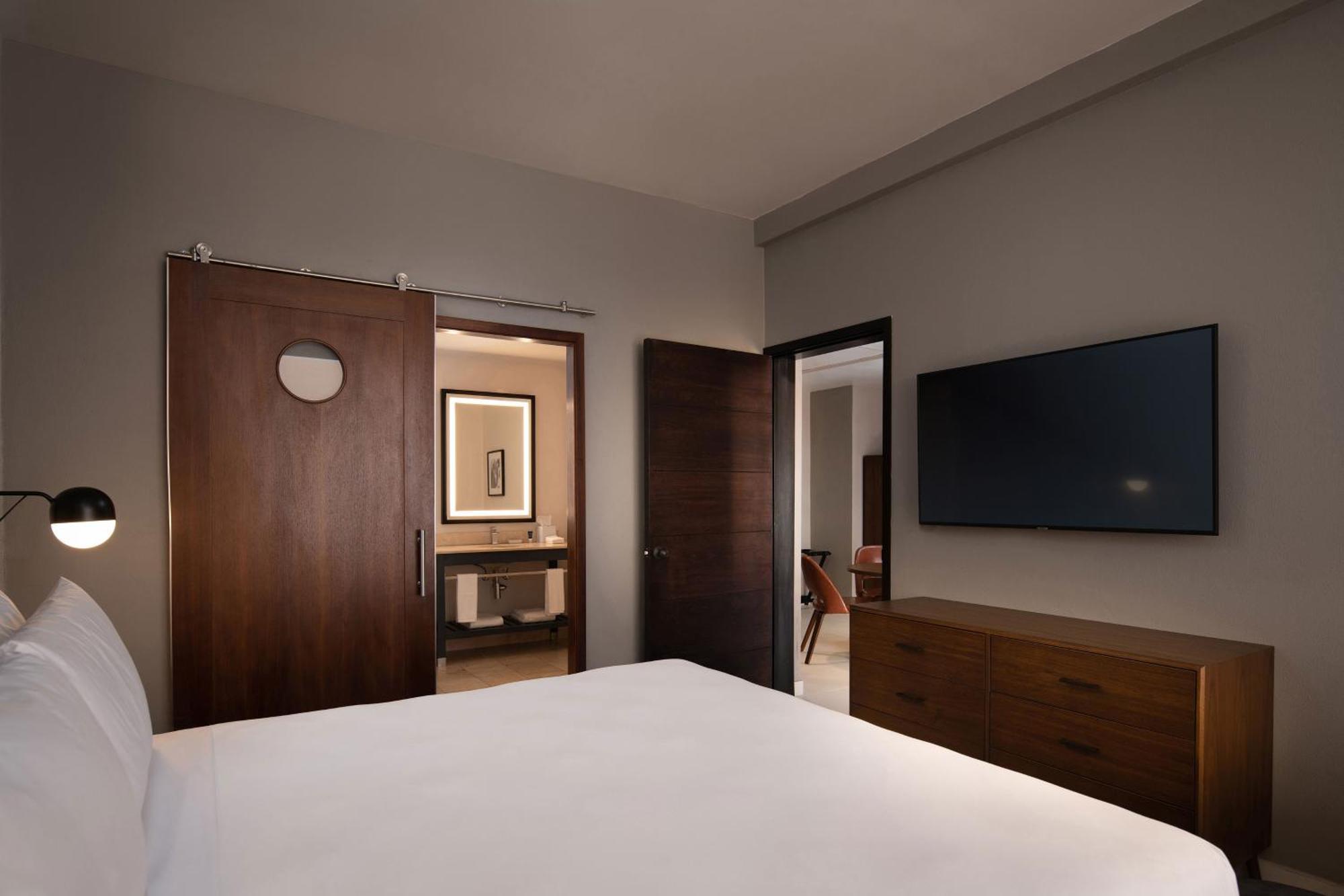 Suite 1 Bedroom Suite 1 King