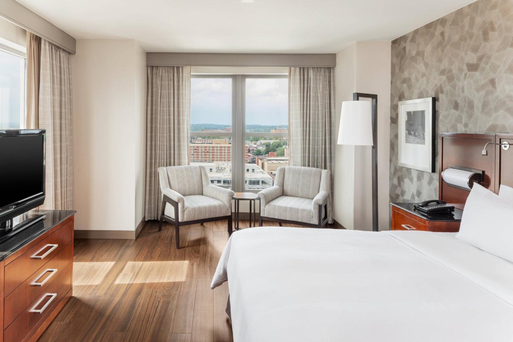 Deluxe West Corner King, Larger Guest room, 1 King,1548611065:JPEG