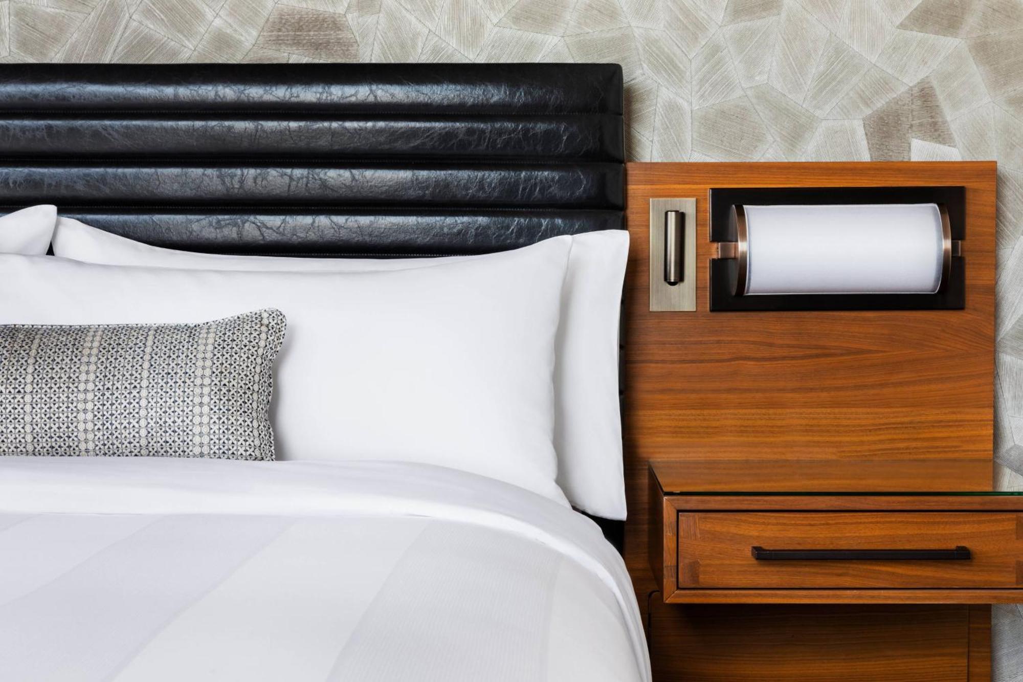 Deluxe East Corner King, Guest room, 1 King, City view,1548611098:JPEG