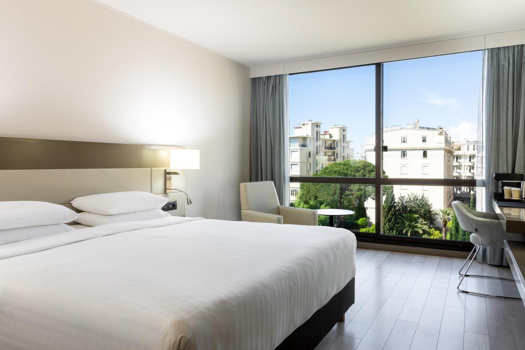 Deluxe King Room Partial Sea View