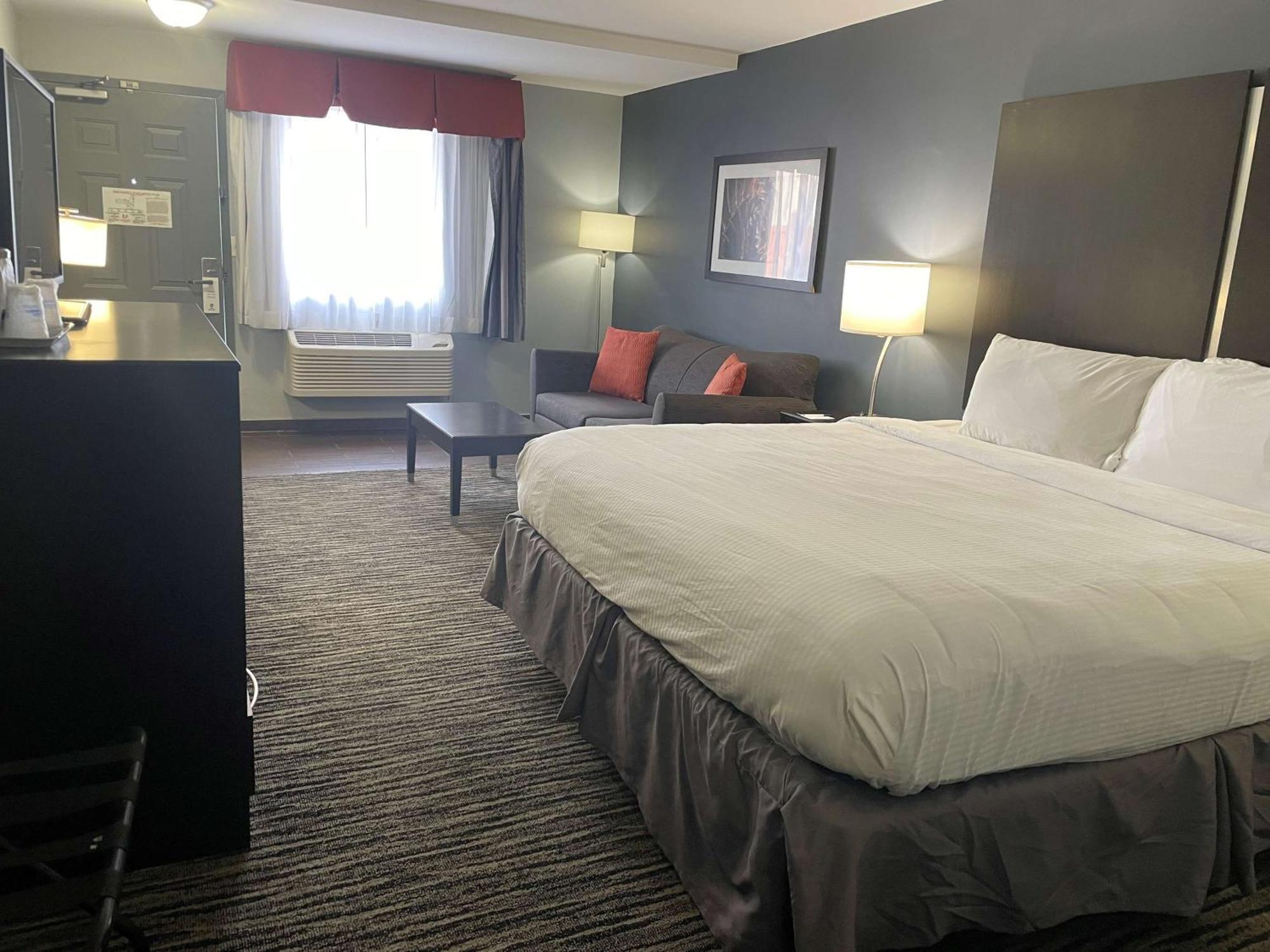 King Room with Sofa Bed and Exterior Access - Non-Smoking