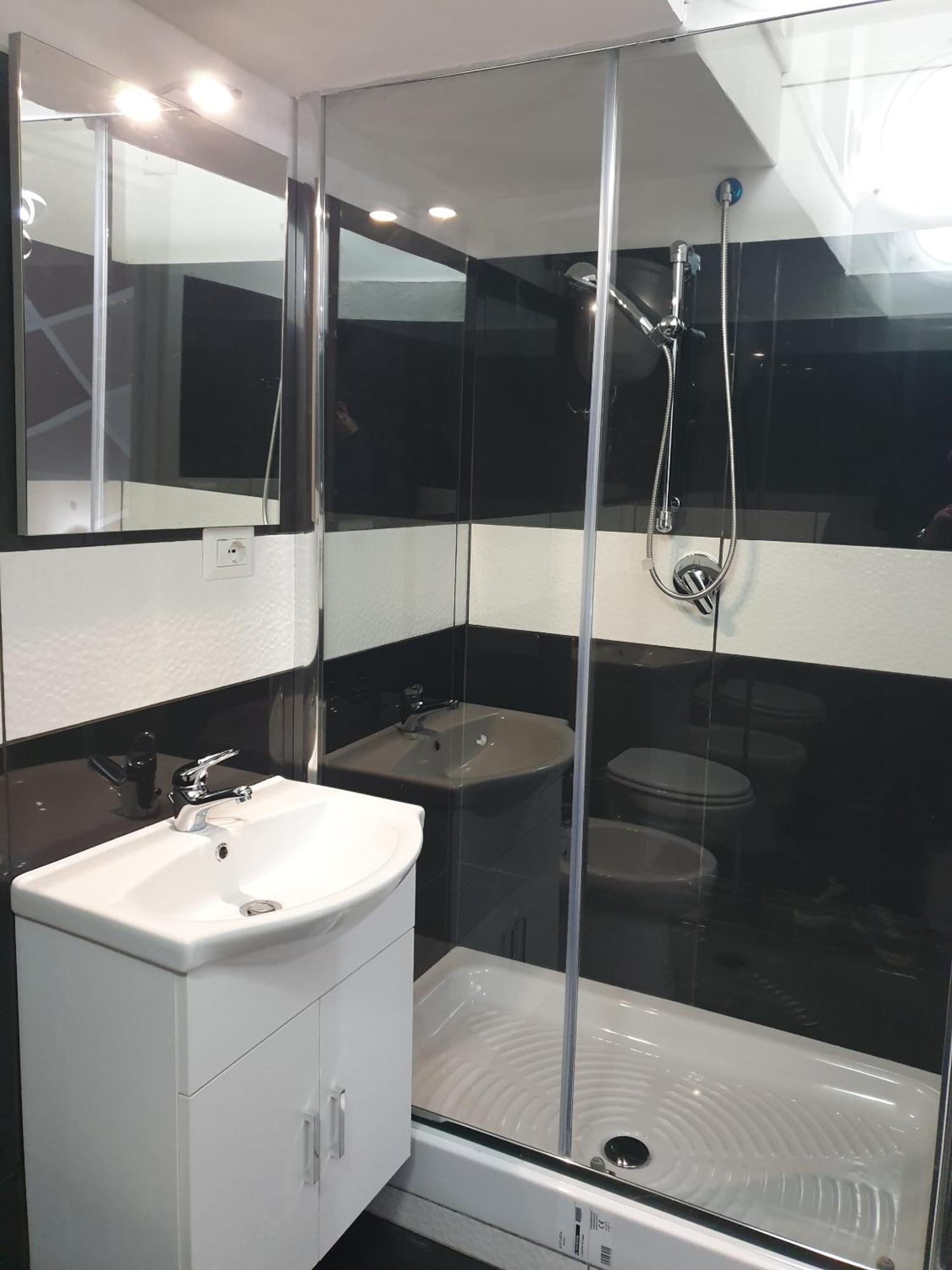 Quadruple Room Shower