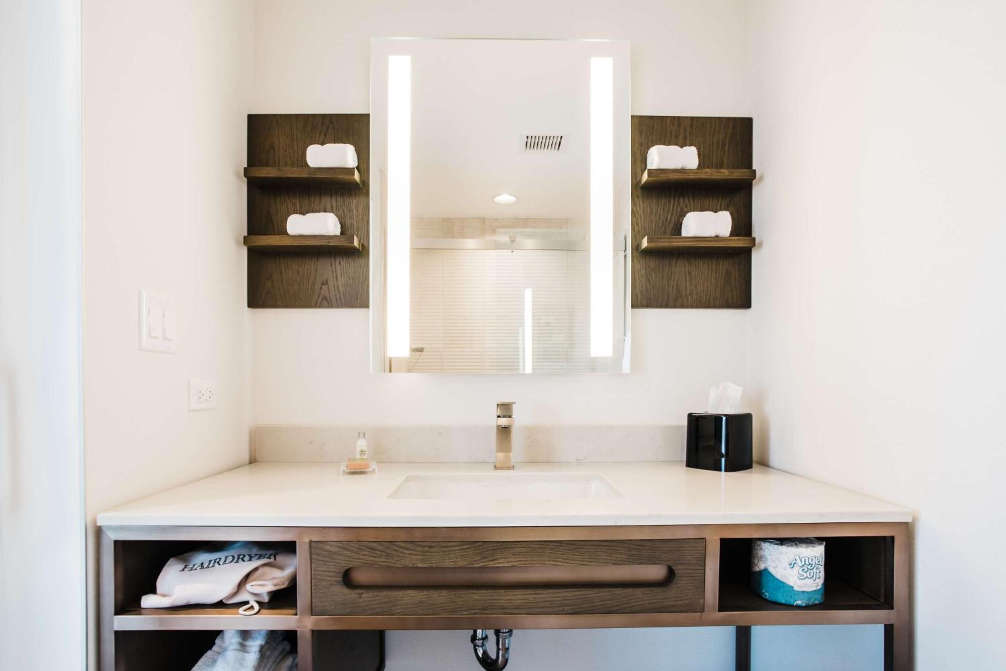 King Room,1552181962:JPEG