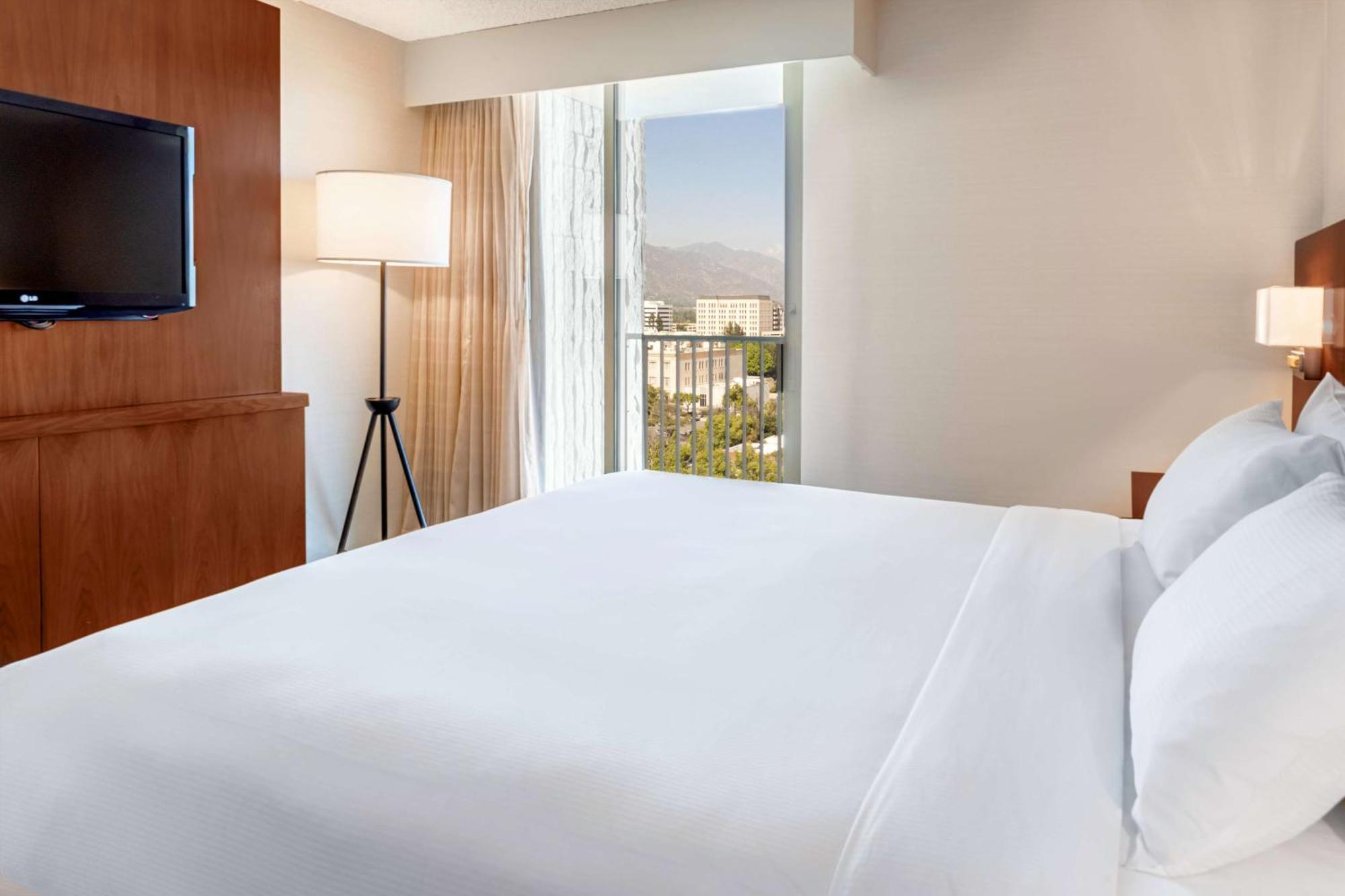 Deluxe King Room with Mountain View