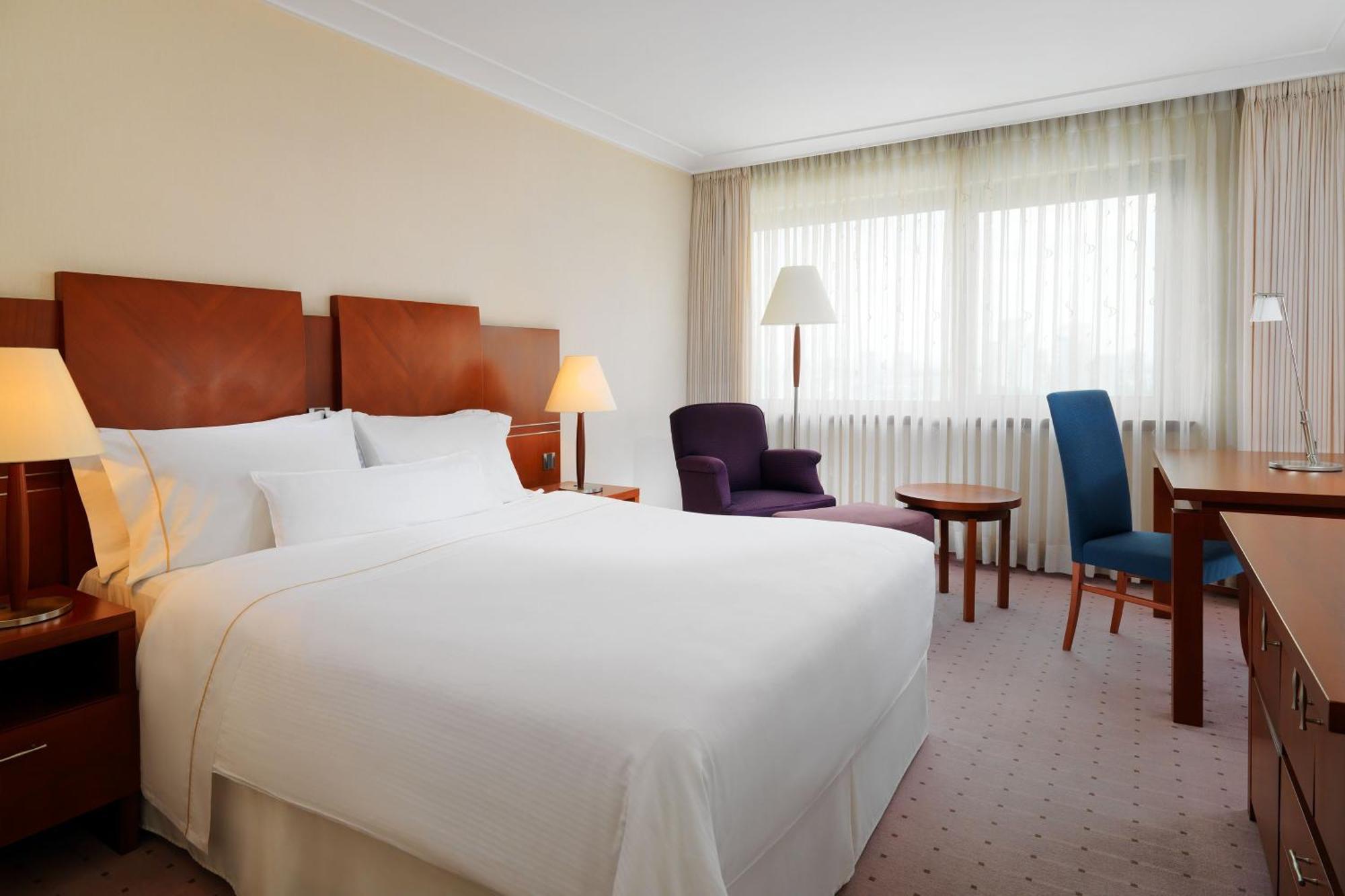 Deluxe Queen Non Smoking Guest room 1 Queen City view