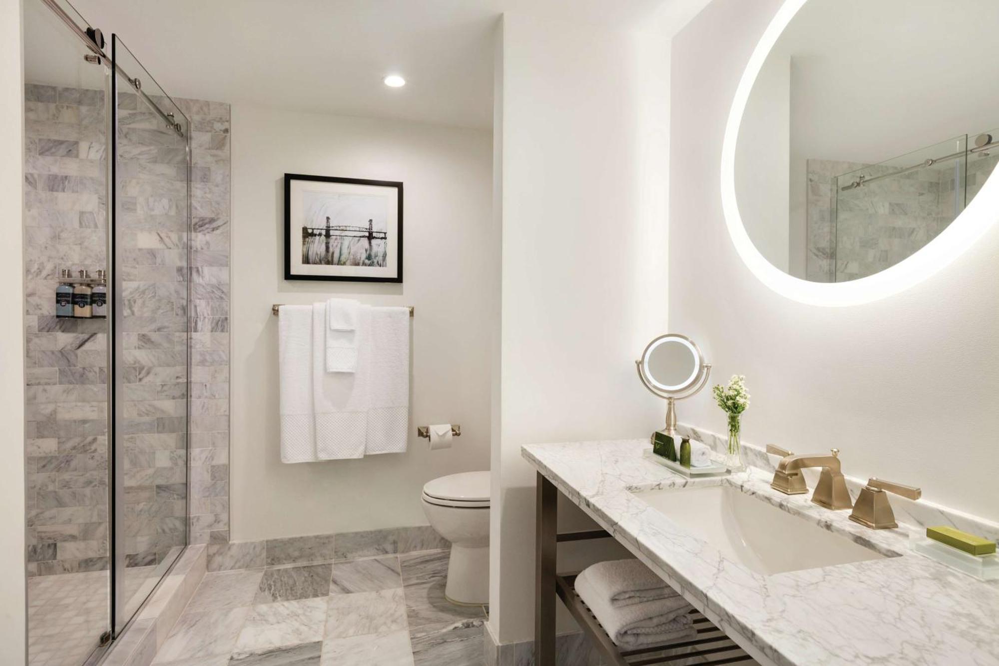 King Room with River View and Roll-in Shower - Mobility Access,1557379114:JPEG