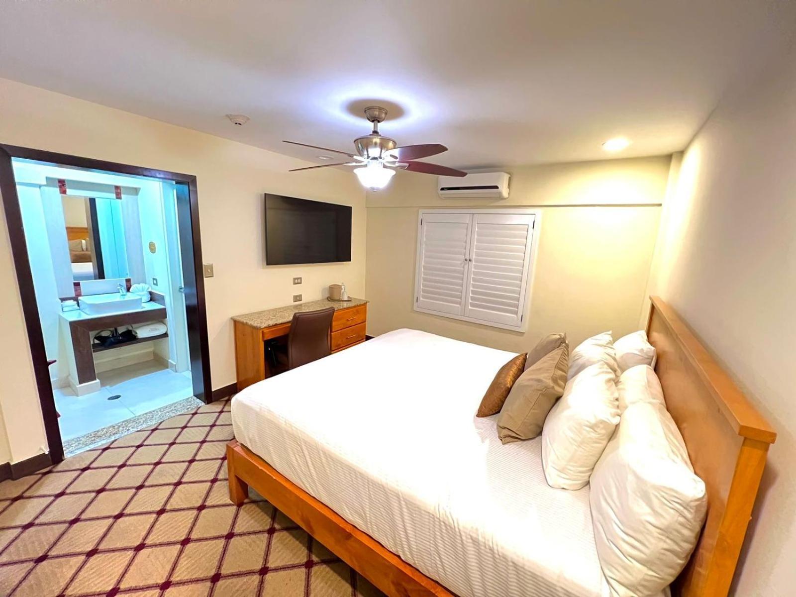 Habitación con cama extragrande.