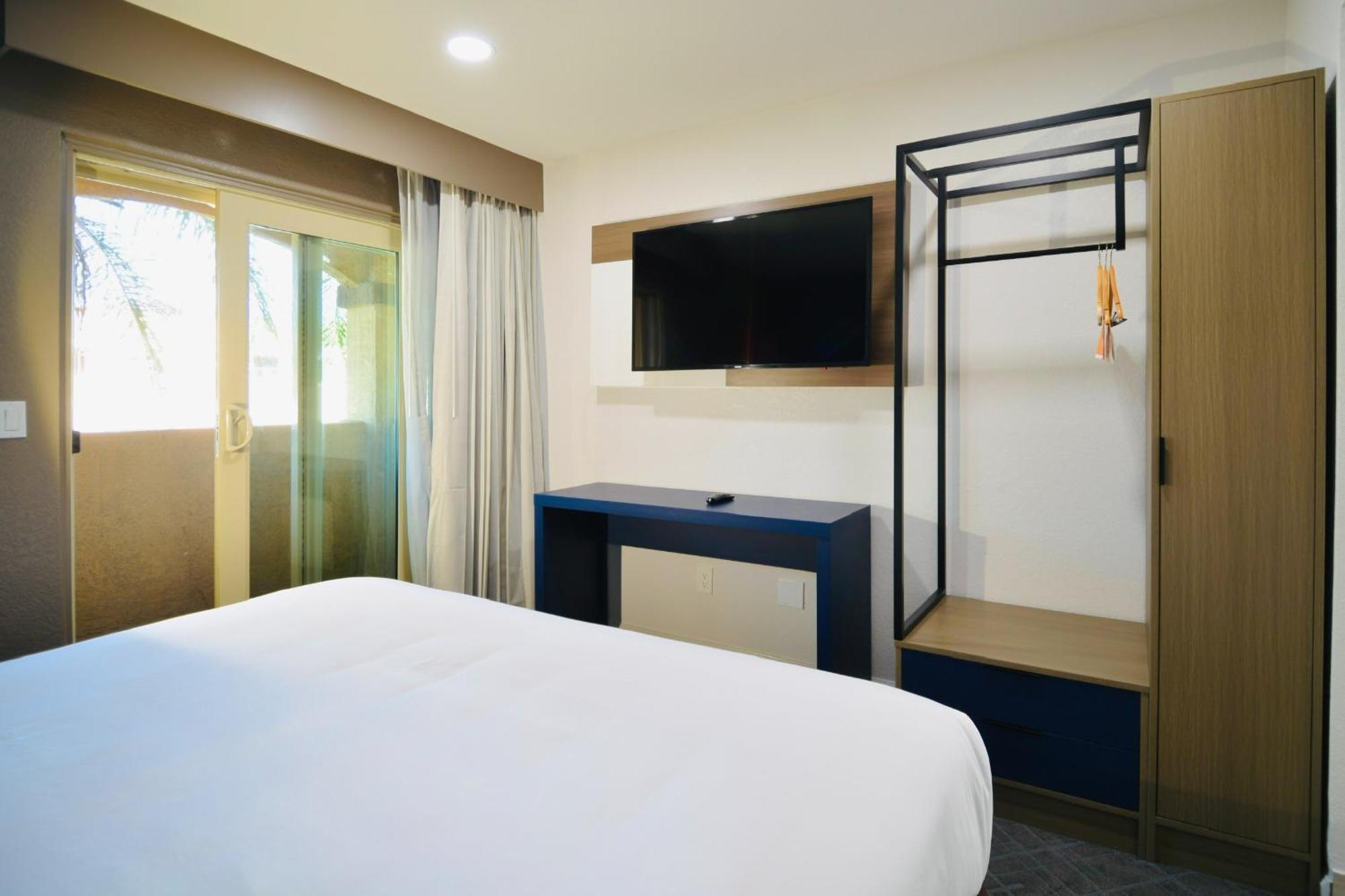 Suite, 1 King Bed, Living Room, Non Smoking