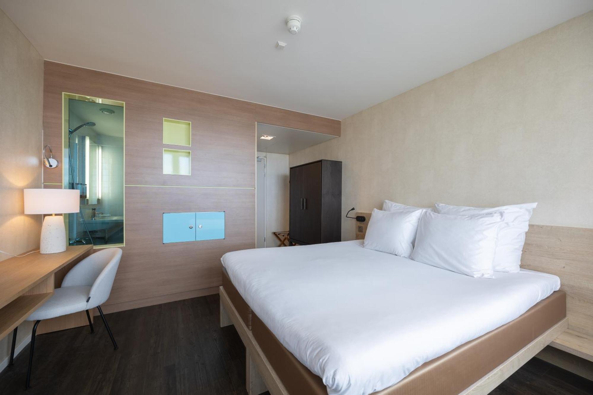 Deluxe Double Room Bath