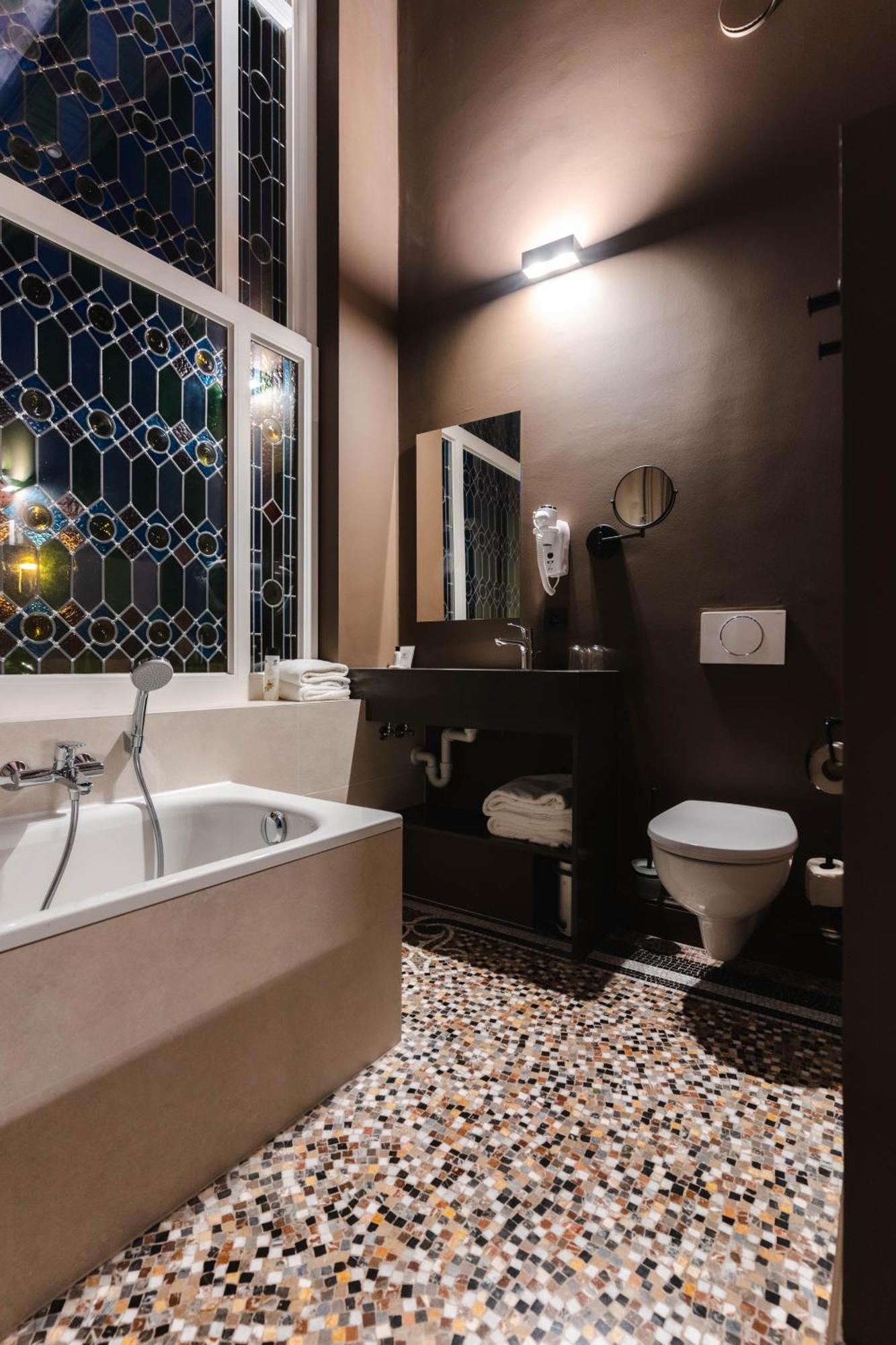 Cosy double open bathroom