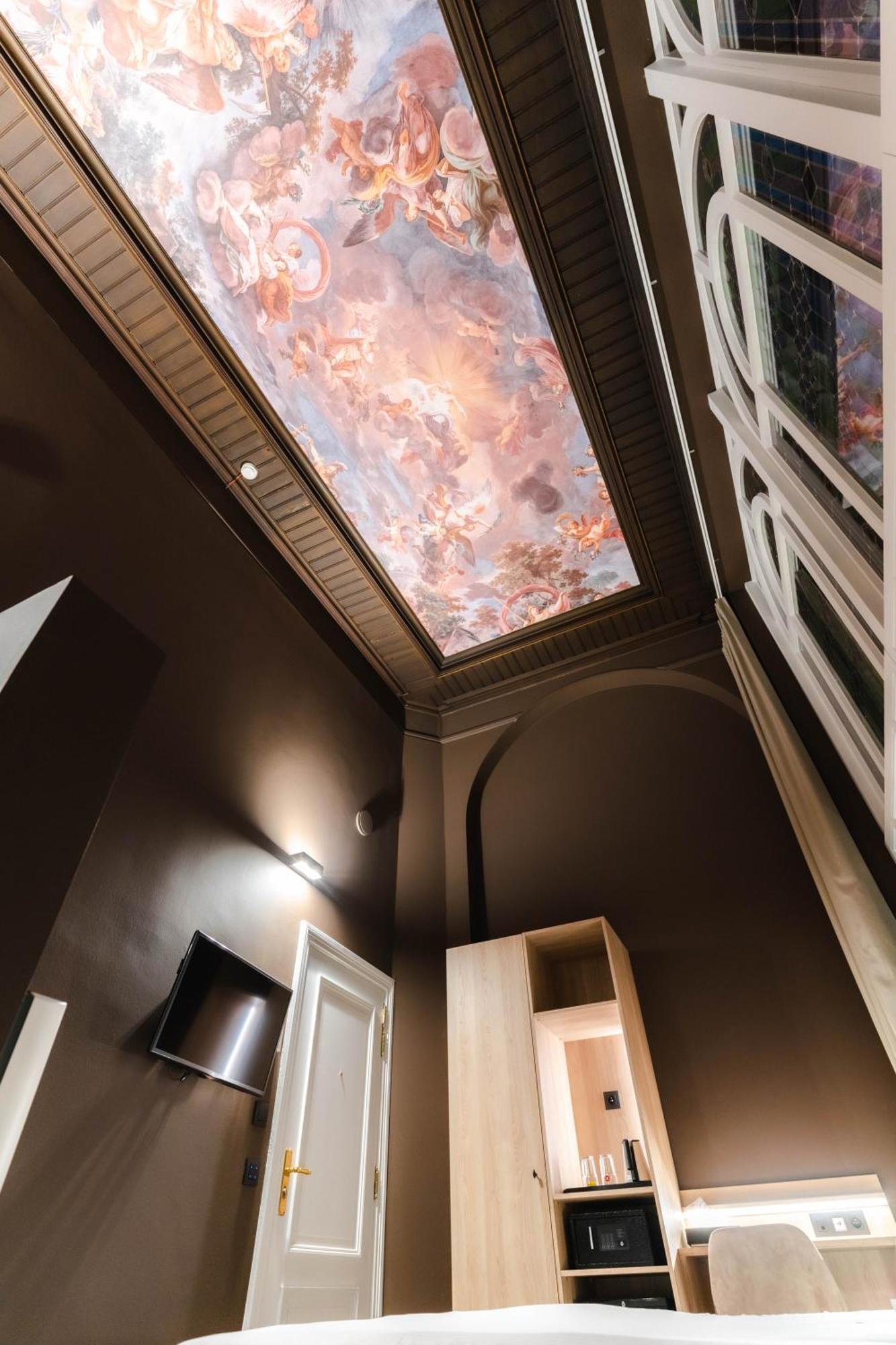 Cosy double open bathroom