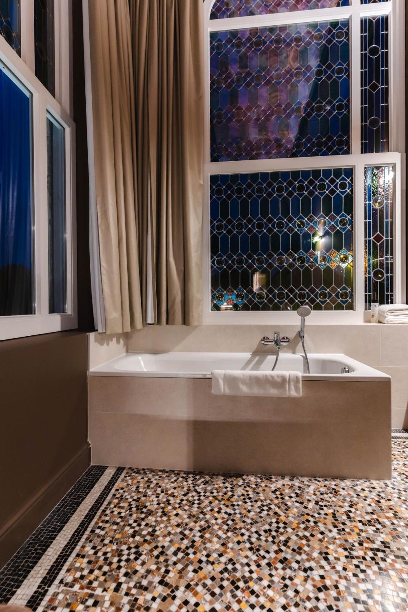 Cosy double open bathroom